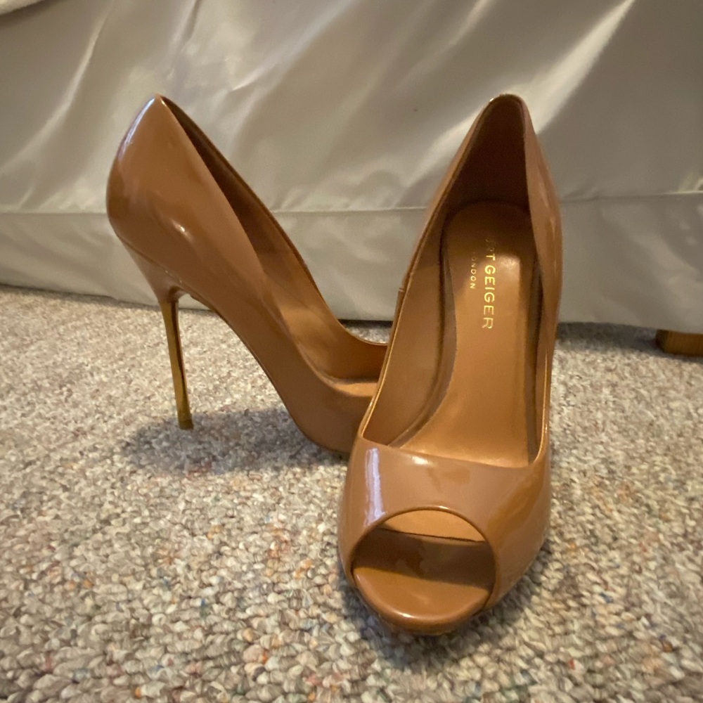 Nude patent peep toes w gold stiletto, Kurt Geiger